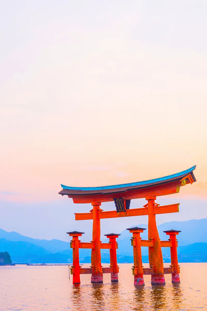 水辺に建つ鳥居の画像